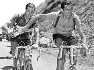 frasi e aforismi sul ciclismo, il famoso passaggio della borraccia al tour tra coppi e bartali 